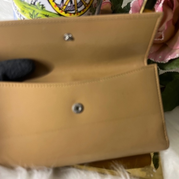 Gucci Leather Wallet with Vintage Clasp - Picture 10 of 15